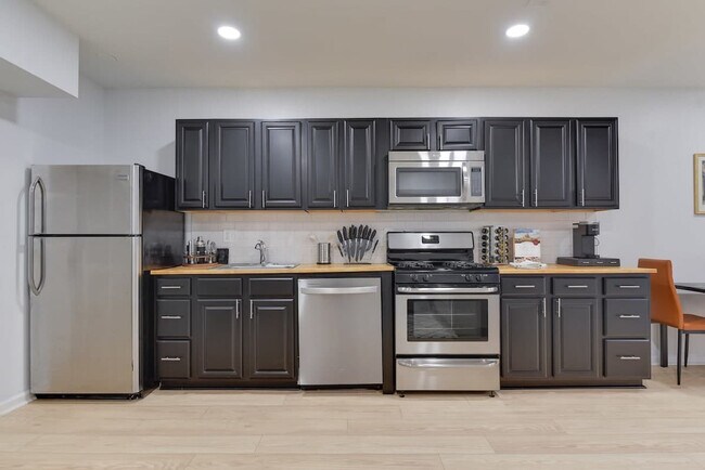 Building Photo - 1255 Raum St NE