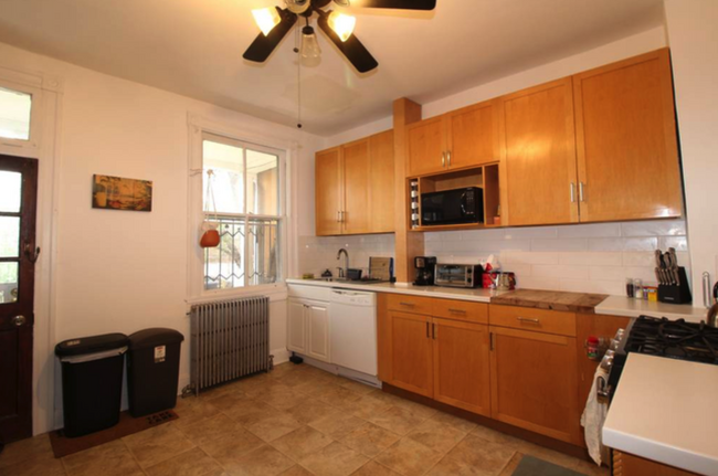 Building Photo - 305 W 31st St