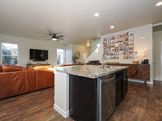 Building Photo - Beautiful House in Excellent Daybreak Loca...