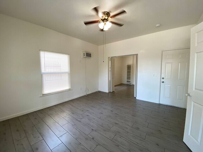 Building Photo - One Bedroom Apartment in Downtown Stockton
