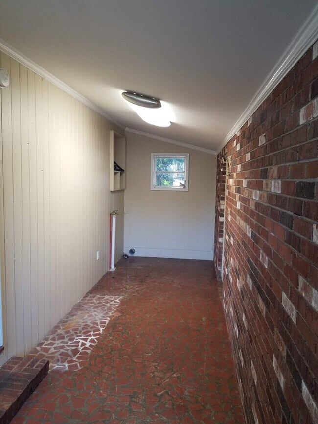 Building Photo - Charming 3BD/2BA Two-Story Home with Picturesque Pond Views in Lakeland