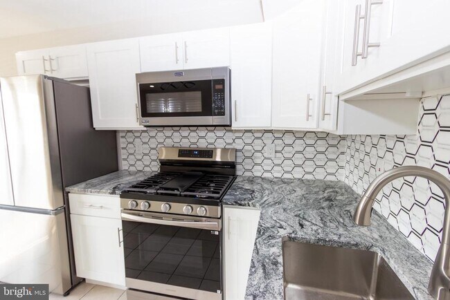 Primary Photo - 10040 Jeanes St