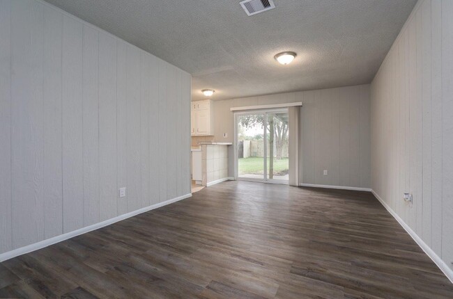 Building Photo - Ready for move in at Southeast Houston!!