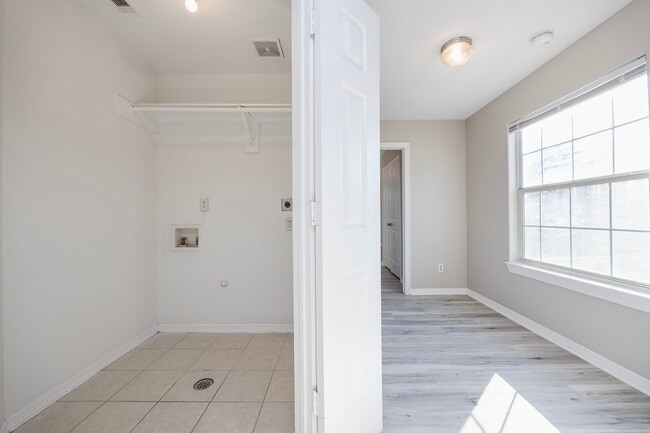 Building Photo - 4624 Larkspur St