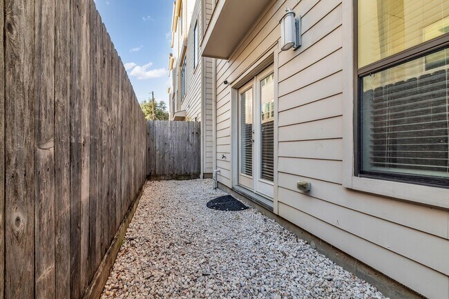 Building Photo - 1724 Ovid St