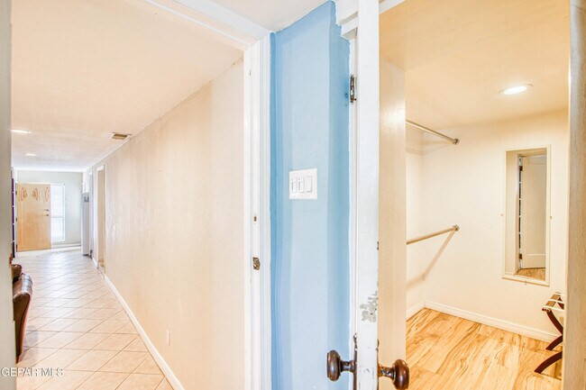 Building Photo - 1701 Elm St