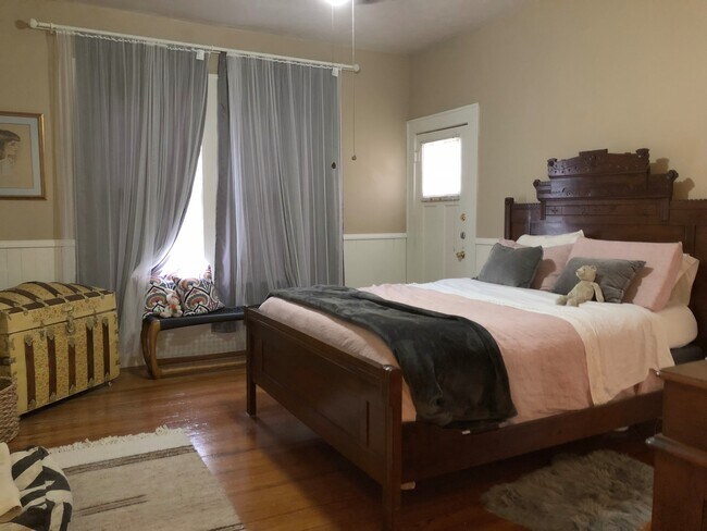 Building Photo - 703E31