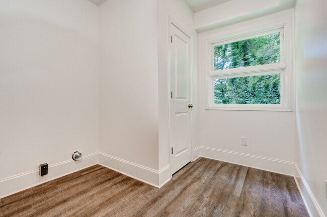 Building Photo - 5196 Scenic View Dr