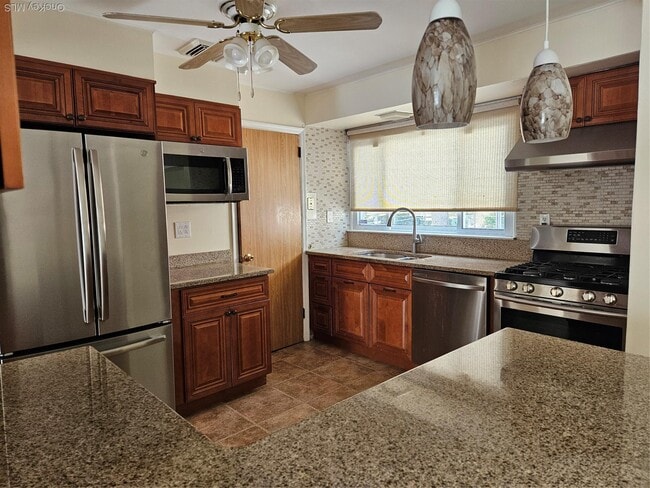 Building Photo - 102 Birchwood Park Dr