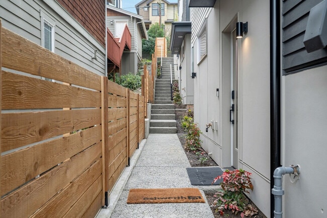 Building Photo - 34 W Cremona St