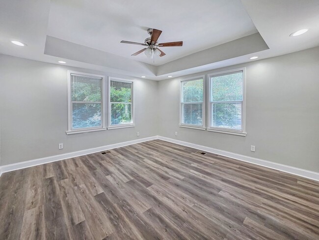 Building Photo - Beautifully Renovated 4 Bedroom Home in th...