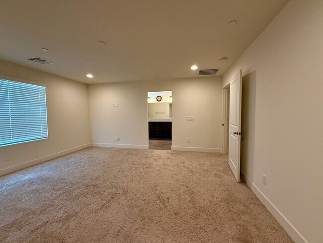 Building Photo - 3 BED 2.5 BATH 2 CAR GARAGE TOWNHOUSE w/ PRIVATE BACKYARD in GATED COMMUNITY.
