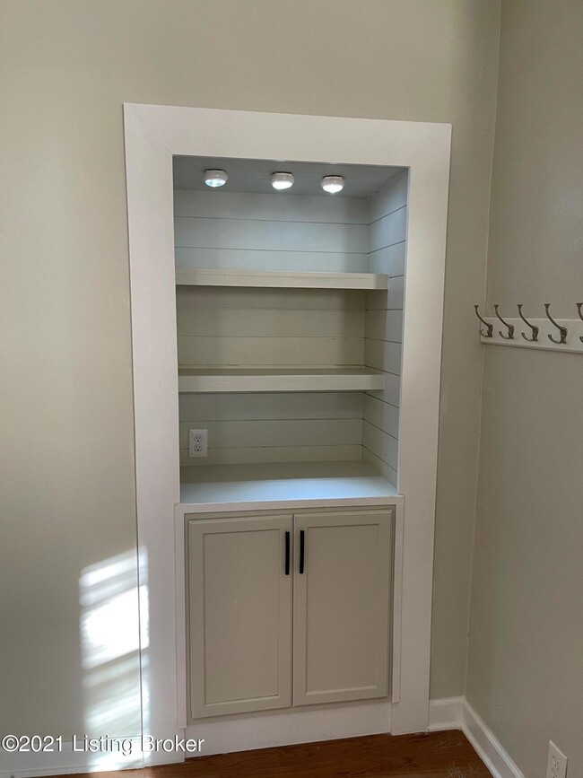 Building Photo - 123 N Keats Ave