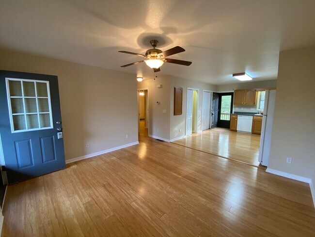 Building Photo - North AVL - Spacious 2/2 Apartment with st...