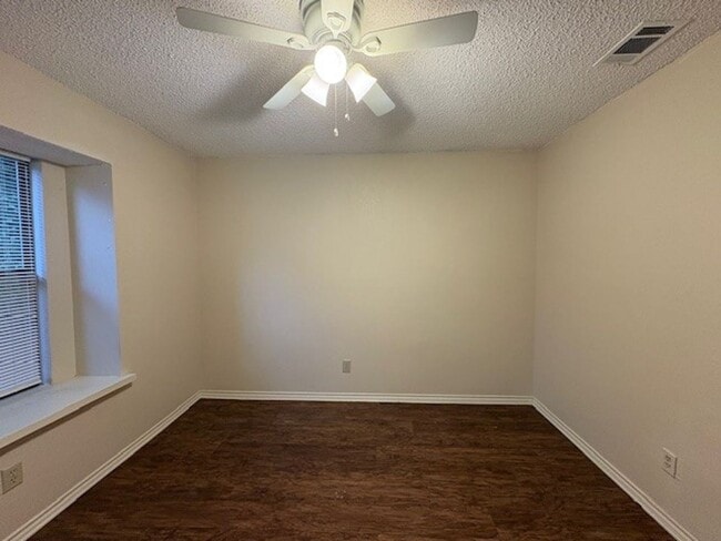 Building Photo - Charming 3 Bedroom Home!!