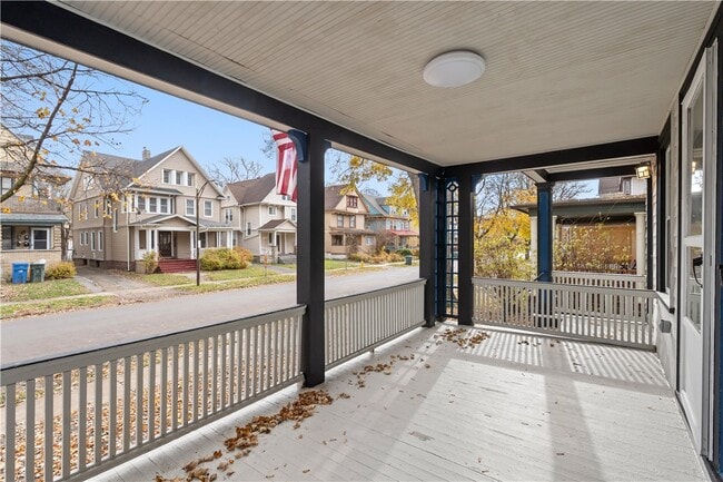 Building Photo - 483 Alexander St