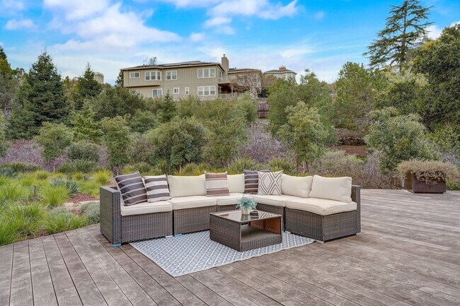 Building Photo - 140 Emerald Estates Ct