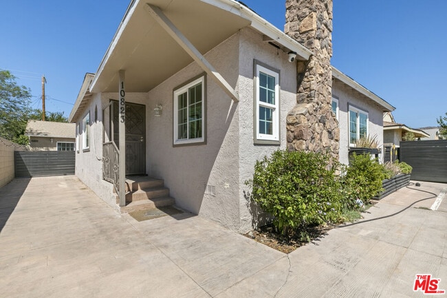 Primary Photo - 10823 Cantara St