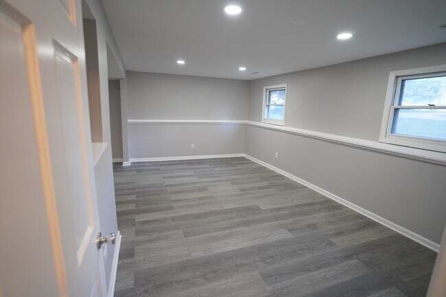 Building Photo - 1501 N Freund Ave
