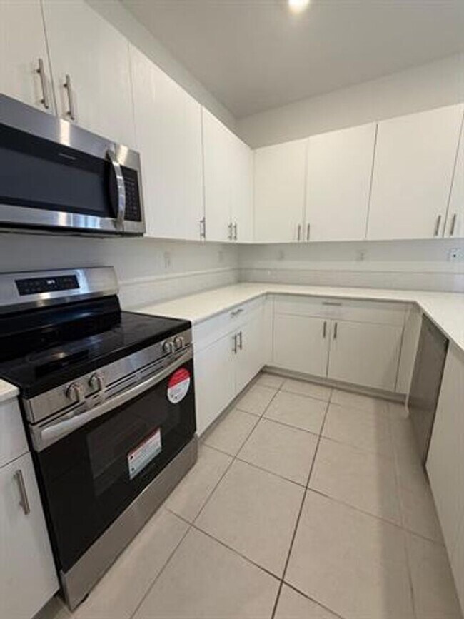 Building Photo - 2885 SE 25th Ave