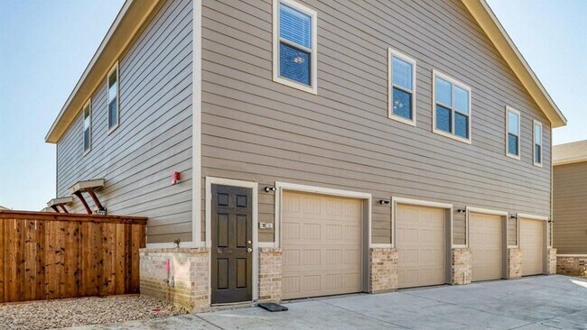 Building Photo - 715 Harvest Moon Dr