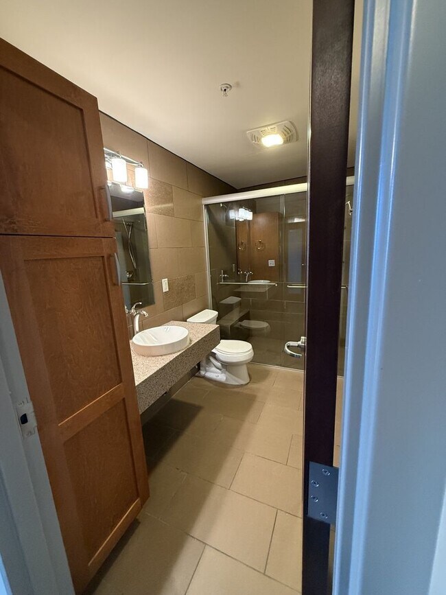 Building Photo - Luxury Apartment