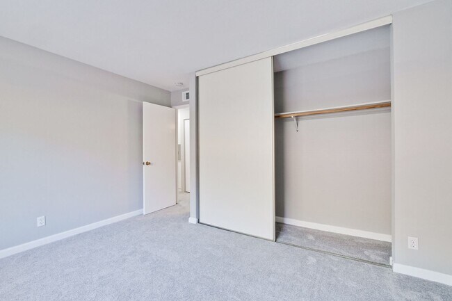 Building Photo - Wonderfully Remodeled 2 Bed, 1 Bath Condo w/ In Unit Laundry
