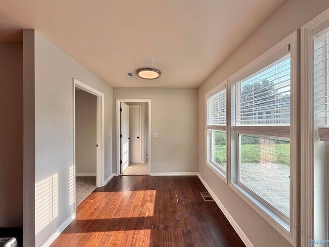 Building Photo - 2110 Fernbrook Dr NE