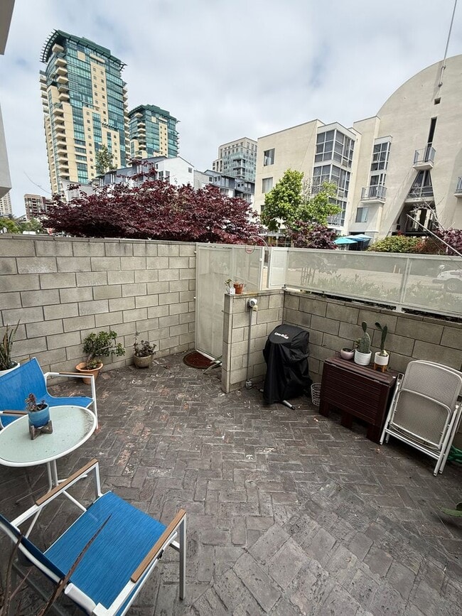 Building Photo - Charming Loft - 2 bed/ 2.5 bath in prime d...