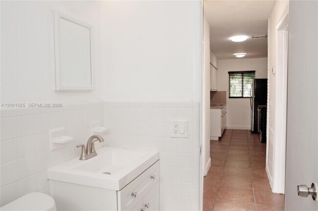 Building Photo - 304 SE 9th Ct