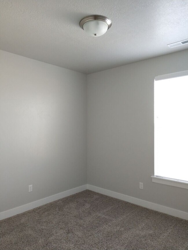 Building Photo - Rent Luxury! 3 bdrm. 2 bath South Jordan c...