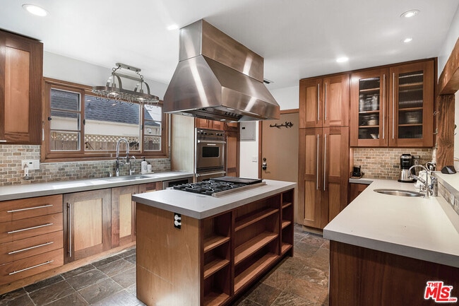 Building Photo - 543 N Las Palmas Ave