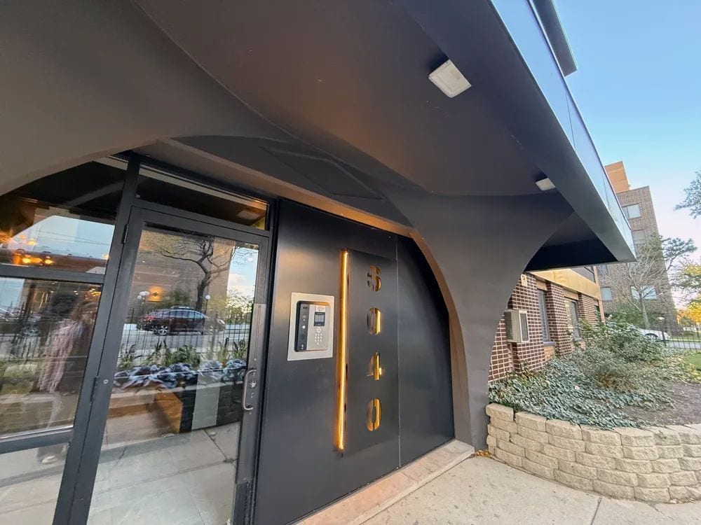 Building Photo - 6040 N Sheridan Rd