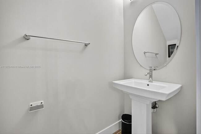 Building Photo - 1402 SW 4th Ave