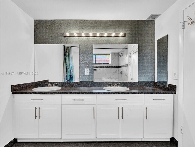 Building Photo - 770 NE 199th St