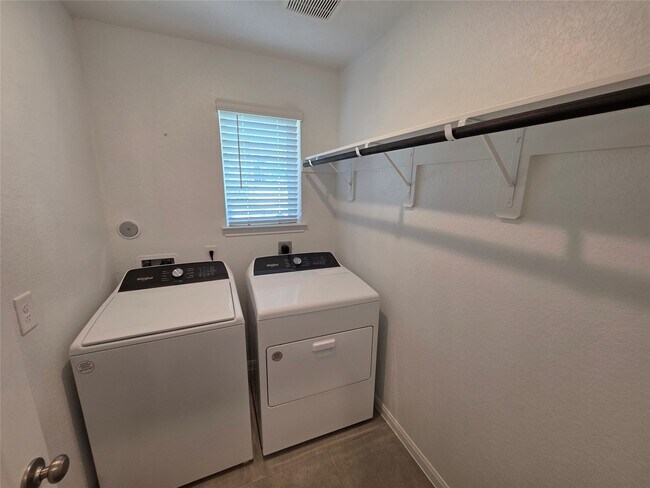 Building Photo - 221 Harper Ridge Dr