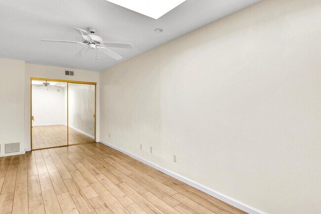 Building Photo - 48594 Oakwood Way