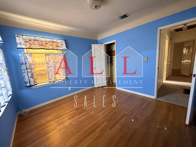 Building Photo - 2520 La Siesta Dr