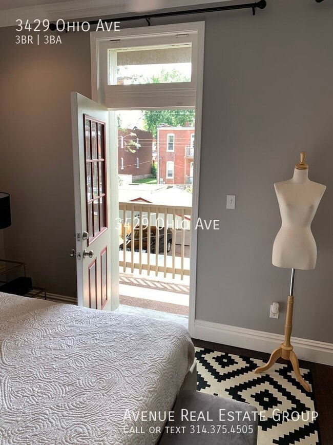 Building Photo - Beautifully Renovated Townhouse
