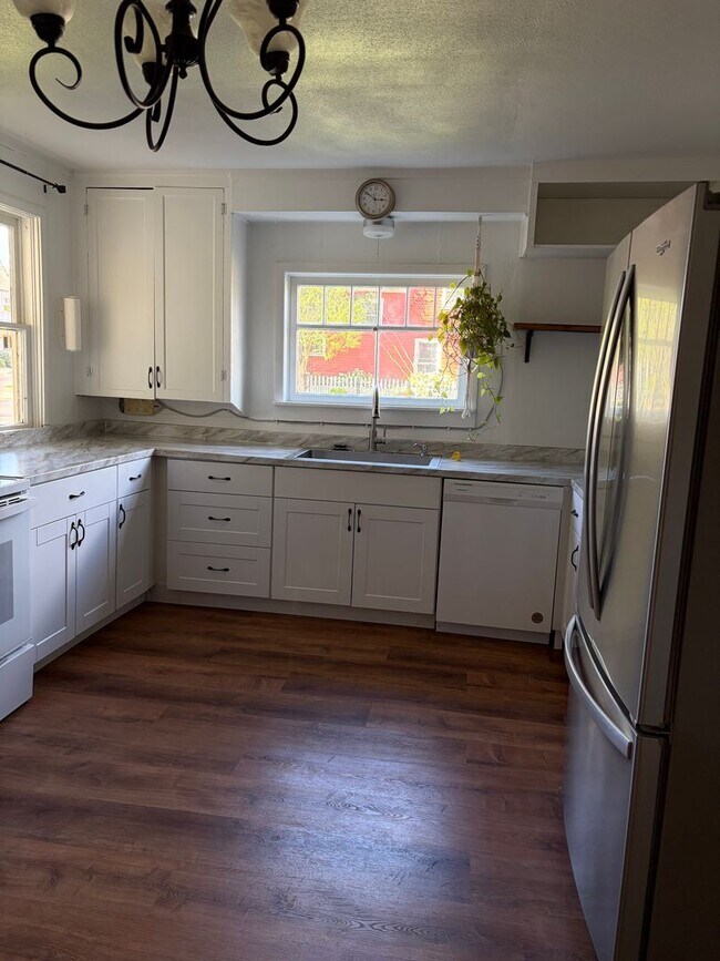 Building Photo - Newly Remodeled Two Bedroom with Sun Room!