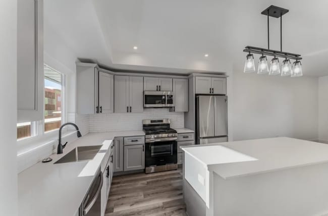 Building Photo - 1/2 of 1st months rent! Condo for Rent- Wa...