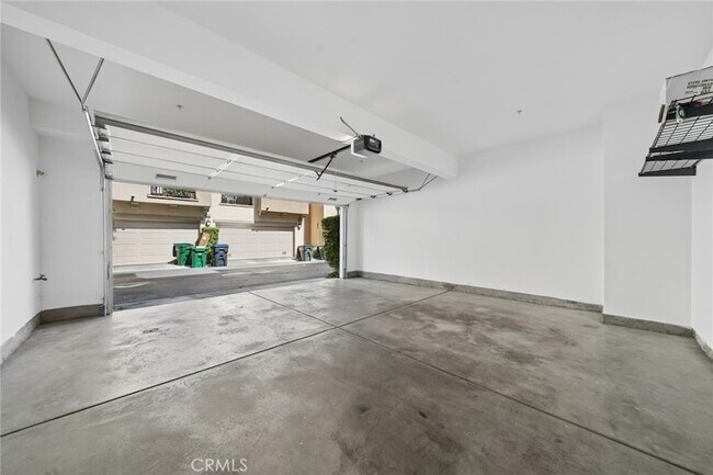 Building Photo - 215 Dewdrop