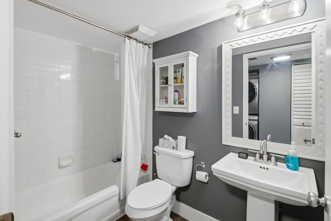 Building Photo - 520 SE 5 Ave