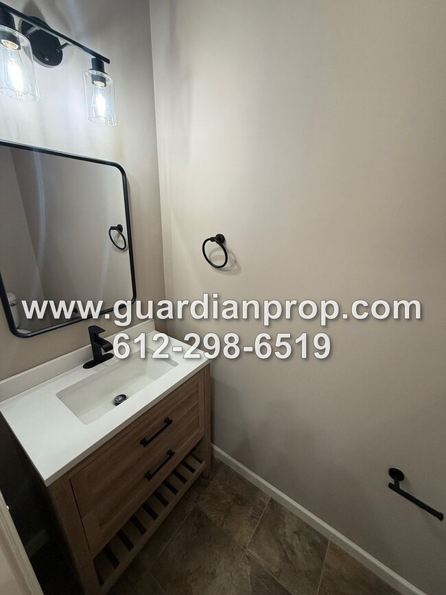 Building Photo - Luxury Townhouse Available Now, Lower Family Room w/Walkout, Balcony, 4 Baths, Large Primary