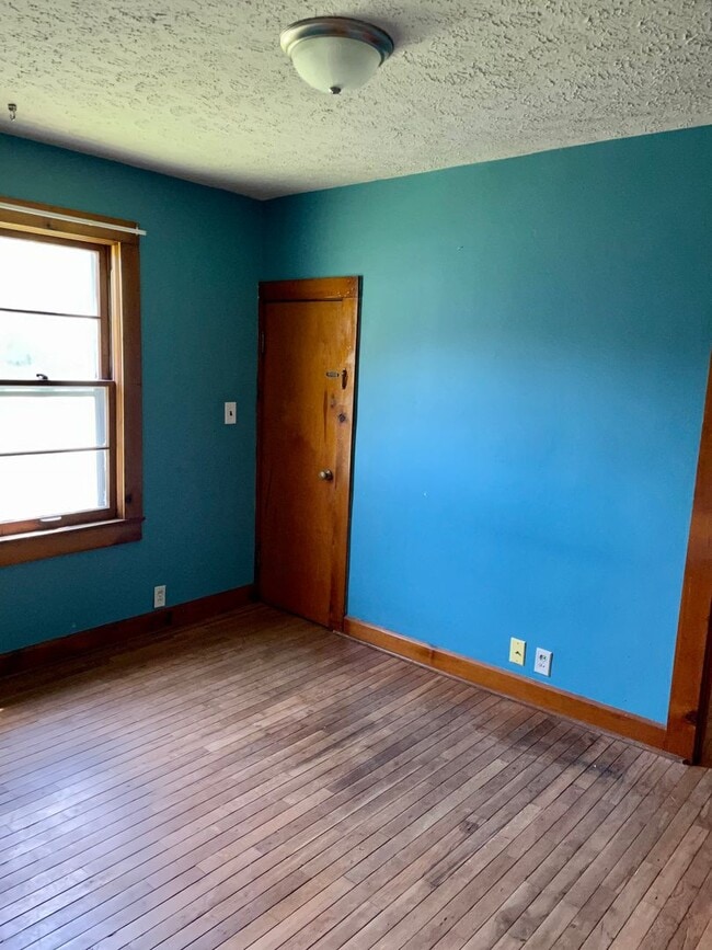 Building Photo - 3 bed/1 bath home near Upland Brewery avai...