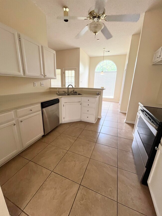Building Photo - 4558 Kings Grant Dr
