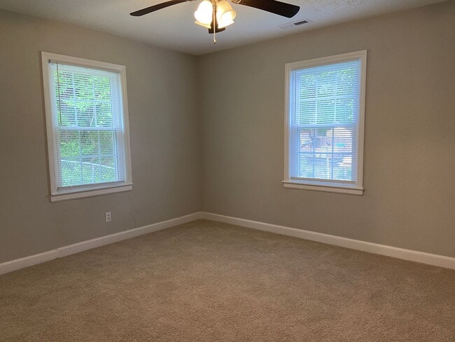 Building Photo - 2 Bedroom, 1 Bathroom House in High Point!
