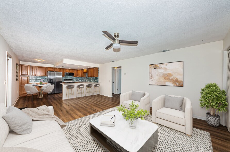 large living space - 4050 4th St N