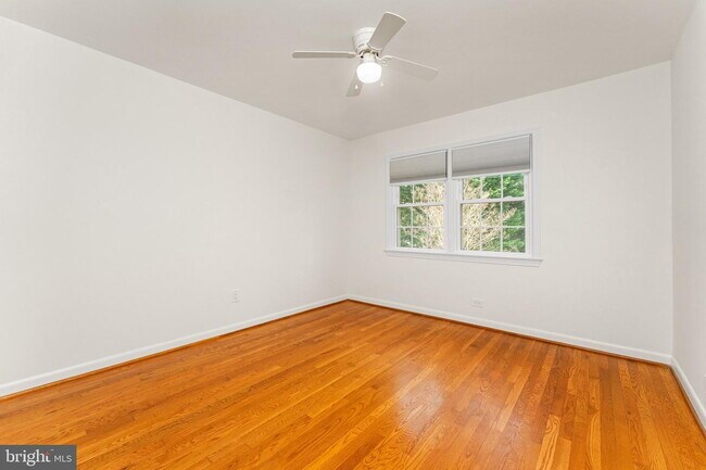 Building Photo - Spacious & Stylish North Shore Cluster Home Near Reston Town Center