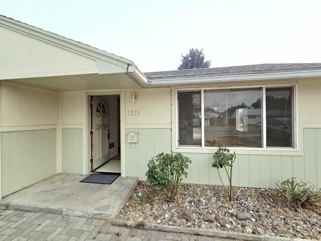 Building Photo - Two Bedrooms & One Bathroom Home $100.00 o...
